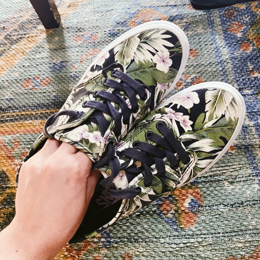 LIKE NEW women’s vans size 7